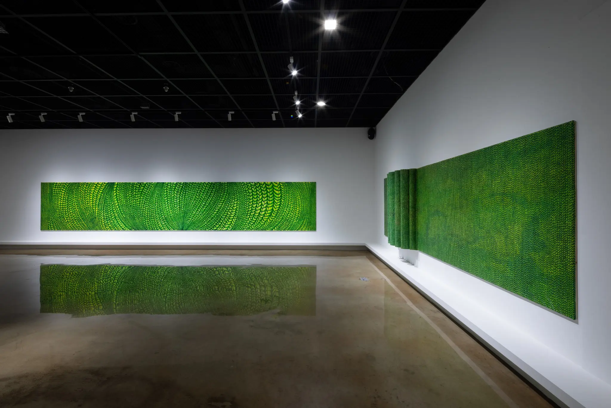 Exhibition view of Jeong Wookyung's large-scale green paintings