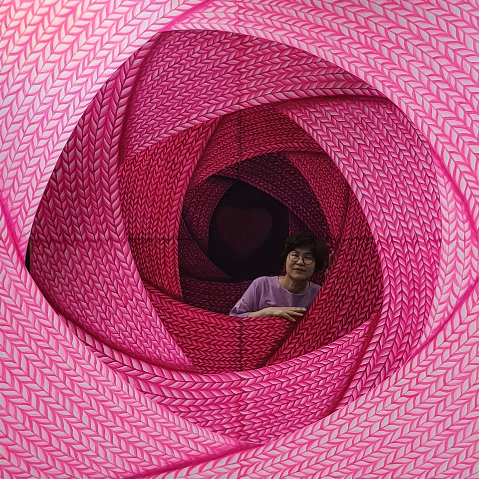 Jeong Wookyung with the pink expanded canvas — sequence 1
